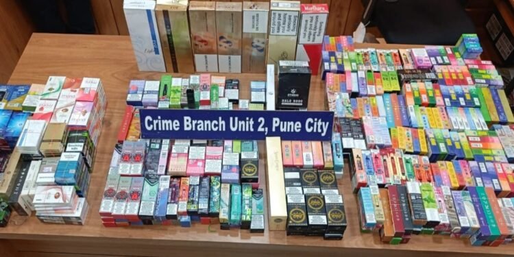 प्रतिबंधित ई-सिगारेट विक्रेत्यांवर Unit-2 कडून एकाचवेळी 9 ठिकाणी छापा कारवाई, एकूण 10,52,000/- ₹ किमतीचा ई-सिगारेट साठा हस्तगत. पुणे आयुक्तालय हद्दीत प्रथमच अशा प्रकारची मोठी कारवाई