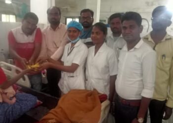 अहेरी तालुका पोर्टल पत्रकार संघटने तर्फे पत्रकार दिनानिमित्त अहेरी उपजिल्हा रुग्णालयात रुग्णांना फळ वाटप.