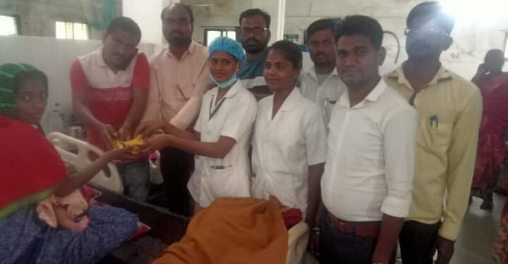 अहेरी तालुका पोर्टल पत्रकार संघटने तर्फे पत्रकार दिनानिमित्त अहेरी उपजिल्हा रुग्णालयात रुग्णांना फळ वाटप.