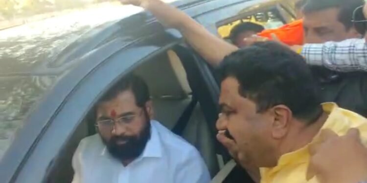 पाचोर्यात मुख्यमंत्रींचा ताफा अडवून मराठा समाजाचे निवेदन दिले: कारवाई होणार मुख्यमंत्रीचे संकेत