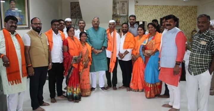 नारोडी उपसरपंच व नवनिर्वाचित ग्रामपंचायत सदस्यांना सन्मानित करून, जनहिताच्या कामांना प्राधान्य देण्याच्या केल्या सूचना.