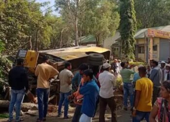 त्र्यंबकेश्वरजवळ भाविकांची मिनी बस उलटून भीषण अपघात 13 प्रवासी जखमी.