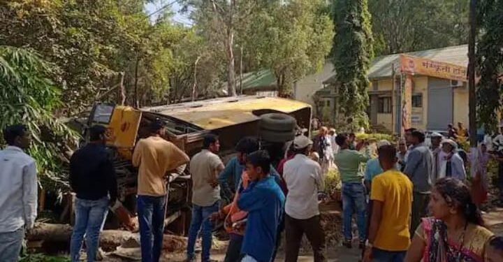 त्र्यंबकेश्वरजवळ भाविकांची मिनी बस उलटून भीषण अपघात 13 प्रवासी जखमी.