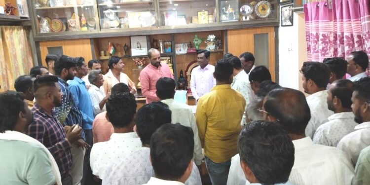 हंसराज अहीर यांच्या यशस्वी मध्यस्थीने कोलगाव शिवारातील 350 हेक्टर शेतजमिनींचे वेकोलिव्दारा लवकरच अधिग्रहण.