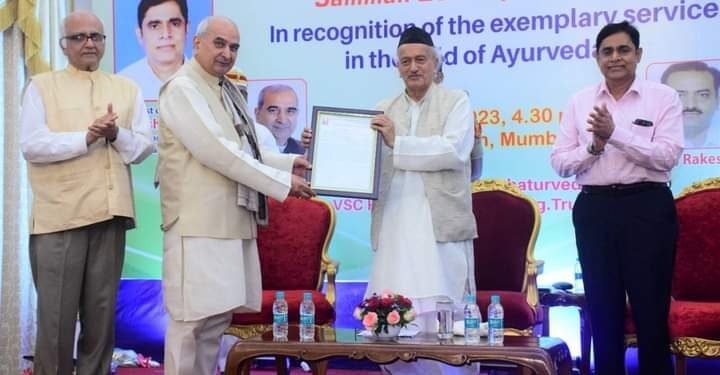 राज्यपाल कोश्यारी यांच्या हस्ते वैद्य देवेंद्र त्रिगुणा, वैद्य राकेश शर्मा यांना आयुर्वेद शिरोमणी सन्मान प्रदान.