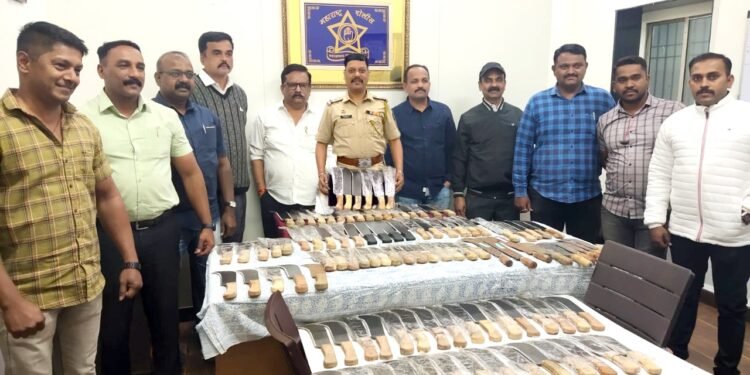 बेकायदेशीर रित्या कोयत्यांची विक्री करणारा विक्रेता १०५ कोयत्यांसह गुन्हे शाखेकडून अटक.