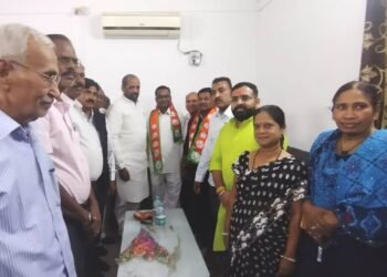 पूर्व केंद्रीय गृह राज्यमंत्री हंसराज अहीर यांच्या नेतृत्वात वरोरा येथील अनेक कार्यकर्त्यांनी केला भाजपात प्रवेश.