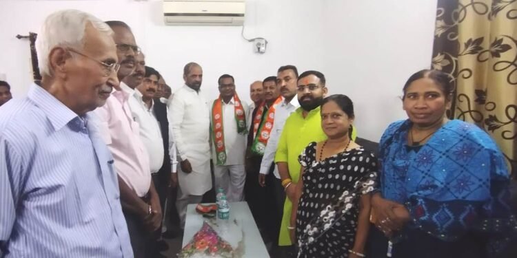 पूर्व केंद्रीय गृह राज्यमंत्री हंसराज अहीर यांच्या नेतृत्वात वरोरा येथील अनेक कार्यकर्त्यांनी केला भाजपात प्रवेश.