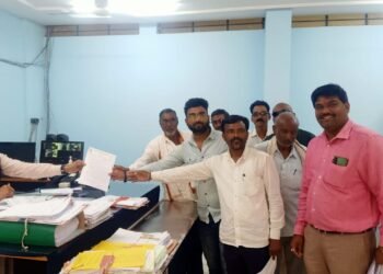 चेक पोस्ट वाचविण्यासाठी अवैद्य वाहतूक, ओव्हरलोड वाहनांमुळे रस्त्याची गंभीर अवस्था- गावकऱ्यांच्या आंदोलनाच्या इशारा.