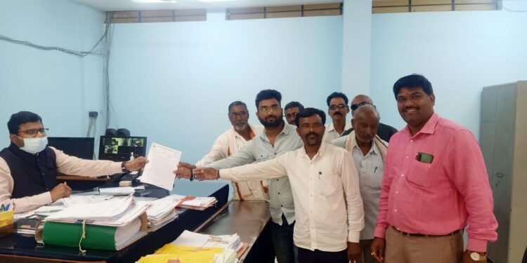 चेक पोस्ट वाचविण्यासाठी अवैद्य वाहतूक, ओव्हरलोड वाहनांमुळे रस्त्याची गंभीर अवस्था- गावकऱ्यांच्या आंदोलनाच्या इशारा.