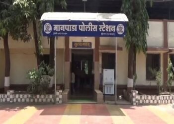 कौटुंबिक वादातून तीन जणांनी धारदार शस्त्रानं एका तरुणाचं लिंगच कापून टाकले, डोंबिवली येथील घटना.