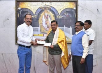 शिर्डी: हैद्राबाद येथील दानशुर साईभक्‍त राजेश्‍वर यांची साई बाबांच्या चरणी 1 कोटीची देणगी.