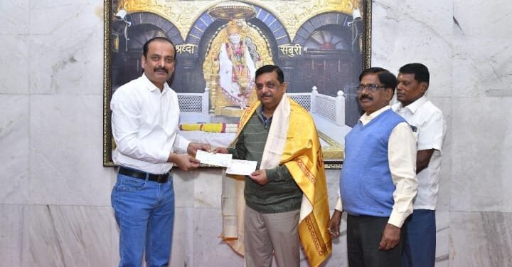 शिर्डी: हैद्राबाद येथील दानशुर साईभक्‍त राजेश्‍वर यांची साई बाबांच्या चरणी 1 कोटीची देणगी.