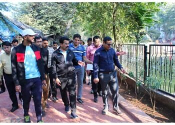 “वॉक विथ कमिशनर” दरम्यान आयुक्त यांनी मिरागाव येथील मनपा शाळेत विद्यार्थ्यांसोबत वर्गात बसून शिक्षकांच्या अध्ययनाचे पर्यवेक्षण केले.