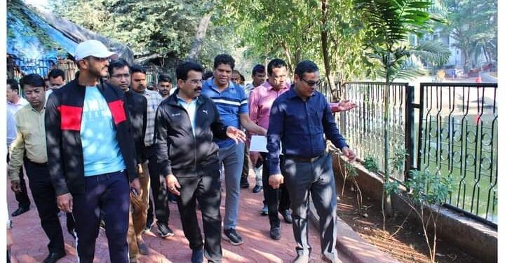 “वॉक विथ कमिशनर” दरम्यान आयुक्त यांनी मिरागाव येथील मनपा शाळेत विद्यार्थ्यांसोबत वर्गात बसून शिक्षकांच्या अध्ययनाचे पर्यवेक्षण केले.