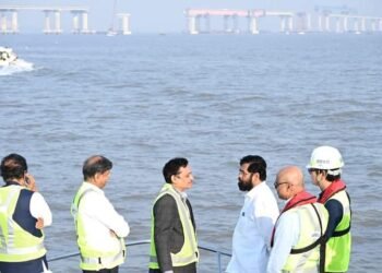 मुख्यमंत्री शिंदे यांच्या उपस्थितीत उभारला एमटीएचएल पॅकेज २ मधला सर्वात लांब ओएसडी स्पॅन.