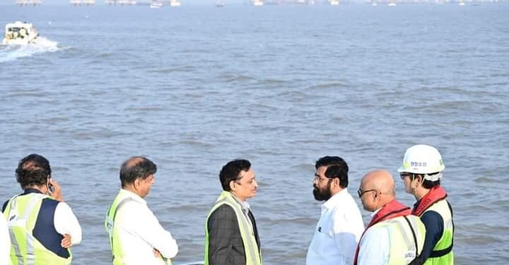 मुख्यमंत्री शिंदे यांच्या उपस्थितीत उभारला एमटीएचएल पॅकेज २ मधला सर्वात लांब ओएसडी स्पॅन.