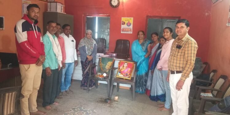 वैजापूर ग्रामपंचायत येथे राजमाता जिजाऊ व स्वामी विवेकानंद यांची जयंती साजरी करण्यात आली.