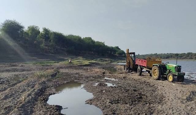 जळगाव जिल्हातील जिल्हातील पाचोरा व भडगाव तालुक्यात वाळू ‘माफिया’ सक्रिय , प्रशासनाचे साफ दुर्लक्ष.