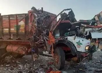 सिन्नर शिर्डी महामार्गावर खासगी बस आणि ट्रकचा भीषण अपघात, सात प्रवासाच्या मृत्यू.