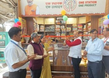 रेल्वे मंत्रालय द्वारा वन स्टेशन वन प्रॉडक्ट आत्मनिर्भर भारत संकल्पनेतून मुलुंड रेल्वे स्टेशन येथे पैठणी साडी व खादी केंद्राचे उद्घाटन.
