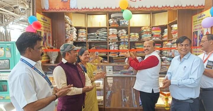 रेल्वे मंत्रालय द्वारा वन स्टेशन वन प्रॉडक्ट आत्मनिर्भर भारत संकल्पनेतून मुलुंड रेल्वे स्टेशन येथे पैठणी साडी व खादी केंद्राचे उद्घाटन.