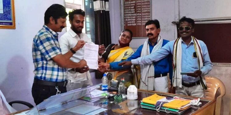 हिंगणघाट: असभ्य भाषेत बोलणारे पारडी नगाजी येथील ग्रामसेवक संदीप चव्हाण यांच्या निषेधार्थ गटविकास अधिकारी यांना निवेदन.