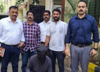 पोलिस असल्याची बतावणी करून लहान मुलीचे लैंगिक शोषण करणाऱ्या तोयत्या पोलिसाला पोलिसांनी ठोकल्या बेड्या.