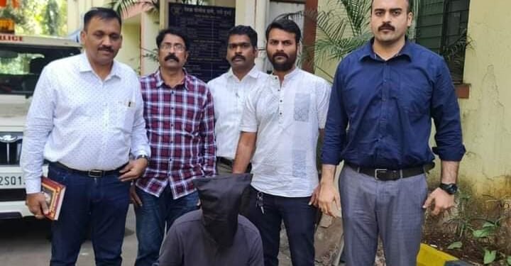 पोलिस असल्याची बतावणी करून लहान मुलीचे लैंगिक शोषण करणाऱ्या तोयत्या पोलिसाला पोलिसांनी ठोकल्या बेड्या.