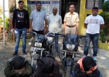 वर्धा जिल्हात अवैध दारूची तस्करी, समुद्रपुर पोलिसांनी पाच दारू तस्कराना ठोकल्या बेड्या.