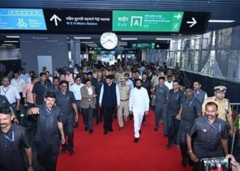 मुंबई मेट्रो मार्गावरील मेट्रो मार्ग 7 गुंदवली स्थानकात जाऊन   मुख्यमंत्री व उपमुख्यमंत्री यांनी घेतला कामाचा आढावा.