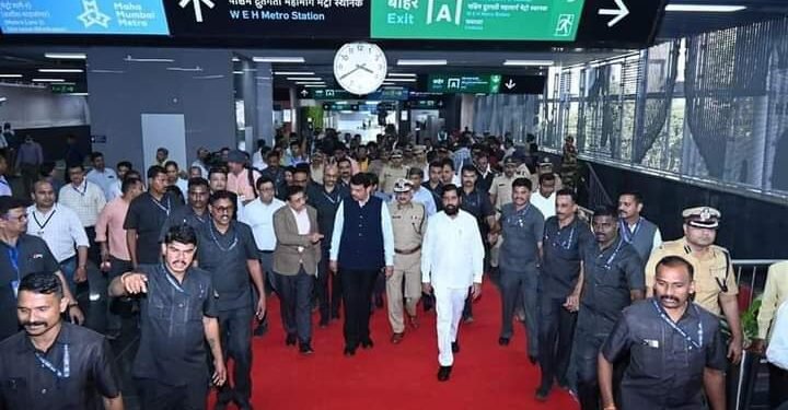 मुंबई मेट्रो मार्गावरील मेट्रो मार्ग 7 गुंदवली स्थानकात जाऊन   मुख्यमंत्री व उपमुख्यमंत्री यांनी घेतला कामाचा आढावा.
