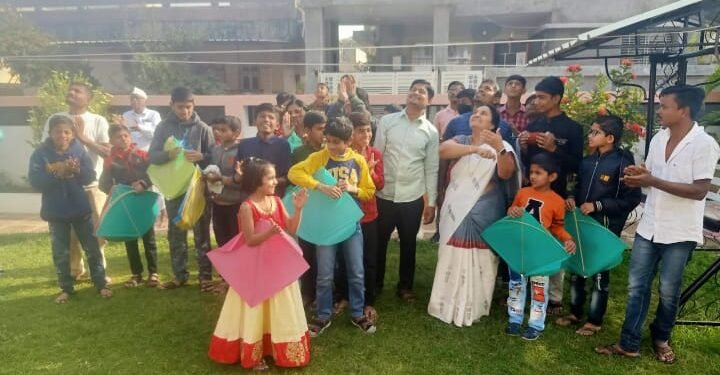 शिवसेनेच्या महिला नेत्या वैशालीताई सूर्यवंशी यांनी मकर संक्राती बालगोपाळांसोबत पतंग उडवून आनंद साजरी.