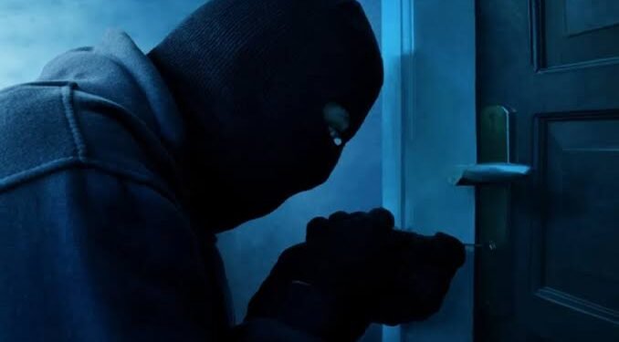 अनसिंग येथे चोरांनी केली कहर एकाच रात्री फोडले तीन घर, नागरिकात दहशतीचे वातावरण.