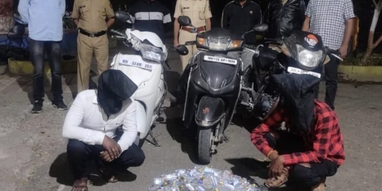 समुद्रपुर पोलिसांनी दोन ठिकाणी चेकिंग दरम्यान अवैध दारुची तस्करी  करण्यारावर कारवाई.