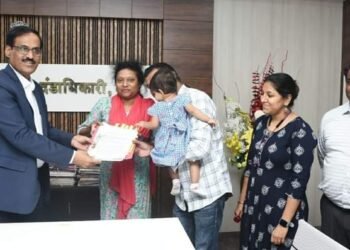 जिल्हाधिकारी दालनात अनुभवले भावस्पर्शी क्षण, ठाणे जिल्ह्यातील १६ अनाथ चिमुकल्यांना मिळाले आई-वडील.