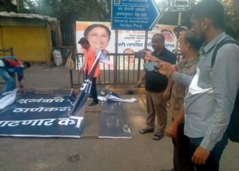 बेकायदेशीर होर्डिगवर ठाणे महानगर पालिकेची कारवाई, अज्ञातांविरुद्ध तक्रार दाखल.