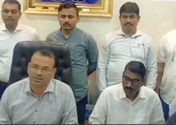 ATM मध्ये जाऊन लोकांना बोलण्यामध्ये ठेवून हात चलाखीने एटीएम अदलाबदल करून फसवणूक, चार गुन्हेगारांना अटक केले.