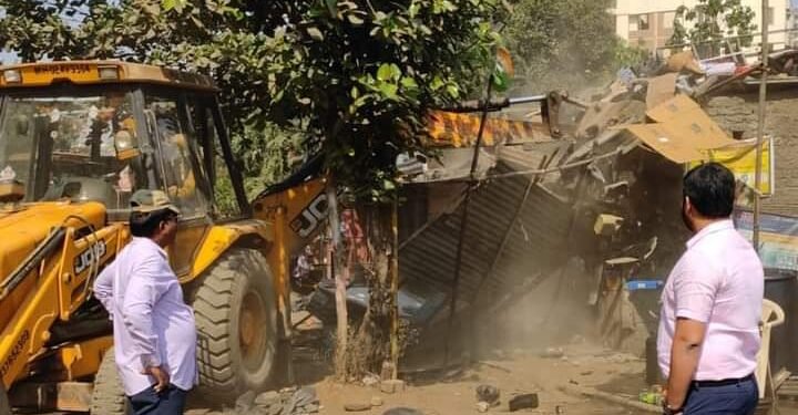 ठाणे महानगरपालिकेच्या वतीने अतिक्रमण हटाव मोहिम, जेसीबीच्या सहाय्याने अनेक अतिक्रमण निष्काशन.