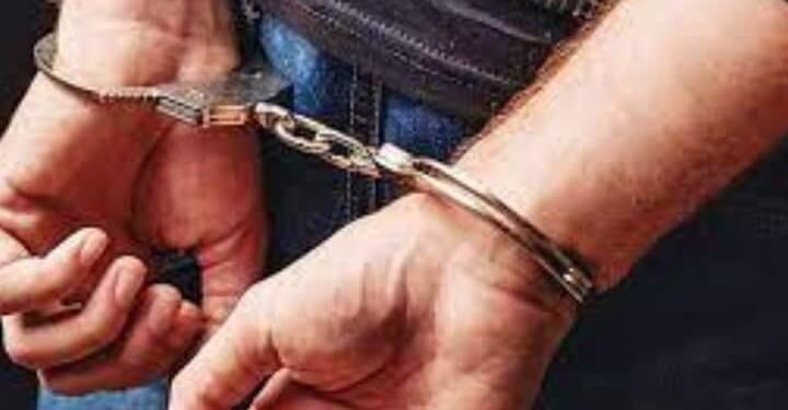 अंधेरीत एका समाजसेवकाला प्रेमाच्या जाळ्यात अडकवून खंडणीची मागणी, एका महिलेसह तिच्या मित्राला अटक.