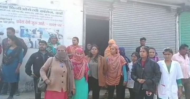 वर्धा: विद्यार्थ्यांना परीक्षेचे प्रवेश पत्र न दिल्याने ‘मनसे’ चा महाविद्यालयात राडा.