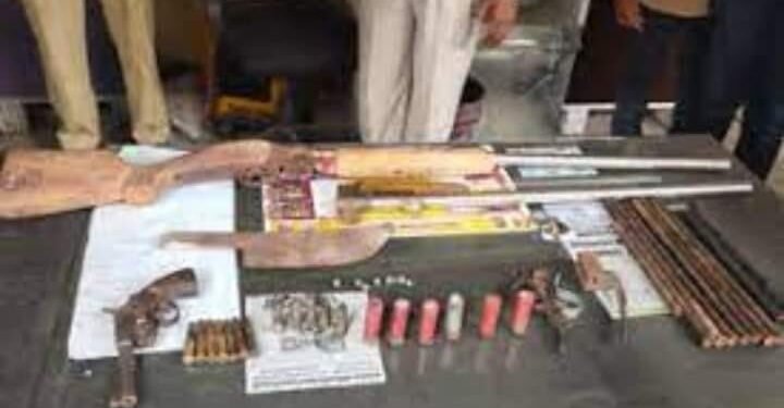 ठाण्यात अवैध देशी कट्टा आणि जिवंत काडतुस सह दोन परप्रांतीयांना पोलिसांनी केलं अटक.