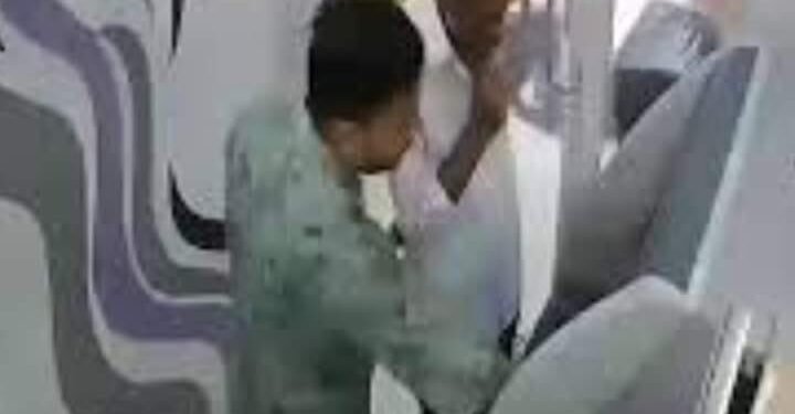 एटीएमची अदलाबदली करून लाखोंची फसवणूक करणारी सराईत गुन्हेगाराची टोळी जेरबंद.