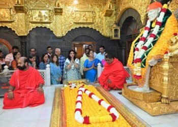 शिर्डी प्रसिद्ध अभिनेत्री रवीना टंडन साईचरणी. परिवारासह घेतल साई बाबाच दर्शन.