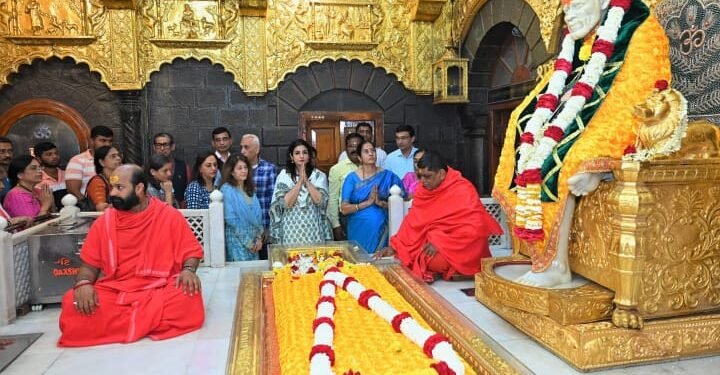 शिर्डी प्रसिद्ध अभिनेत्री रवीना टंडन साईचरणी. परिवारासह घेतल साई बाबाच दर्शन.