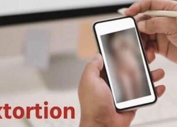 ऑनलाईन सेक्सटोर्शनला आणखी एक बळी, लोकप्रिय चित्रपट आणि टीव्ही अभिनेत्याचे वडील ऑनलाईन सेक्सटोर्शनला बळी.