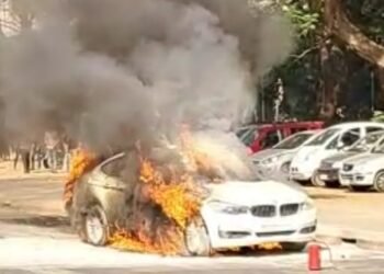 खारघर येथे धावत्या कार ला लागली भीषण आग, दैव बलवत्तर म्हणून…