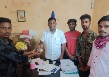 माजी जि. प.अध्यक्ष अजयभाऊ कंकडालवार यांचे कडुन अपघात ग्रस्तला आर्थिक मदत.