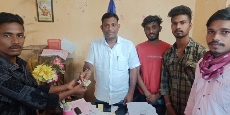 माजी जि. प.अध्यक्ष अजयभाऊ कंकडालवार यांचे कडुन अपघात ग्रस्तला आर्थिक मदत.