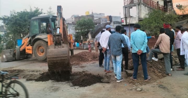 पुलगाव येथे रेल्वे स्टेशन चौक ते नाचणगाव रस्ता बांधकाम, चुकीच्या नियोजनामुळे नागरिकांना त्रास.